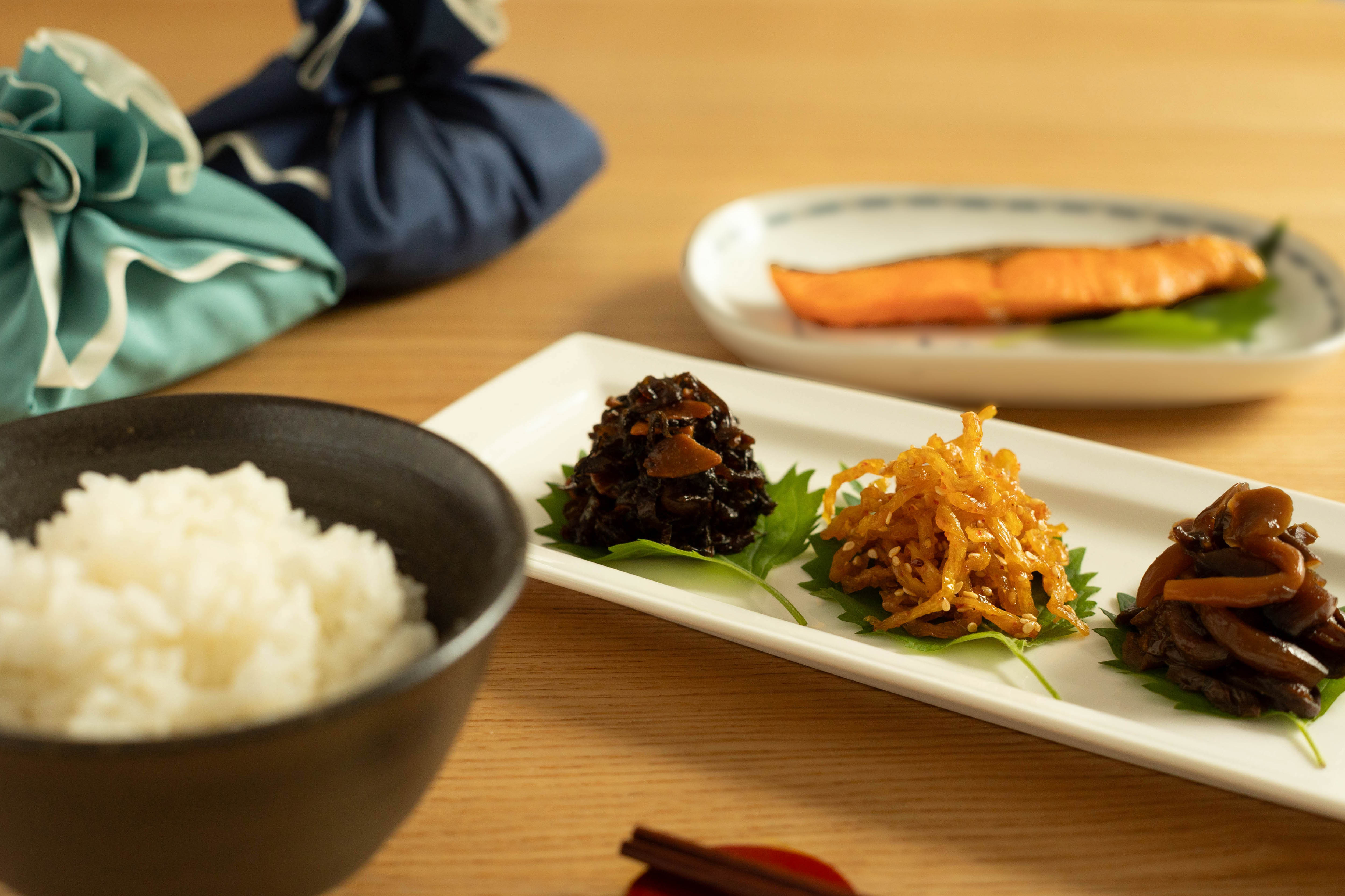 ご飯とともに盛り付けた甘辛いかきどり