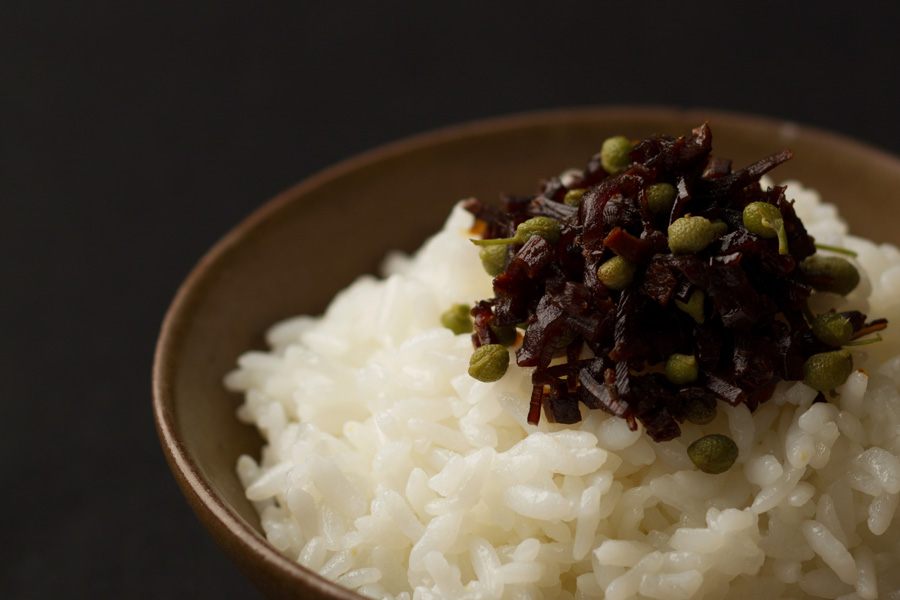 温かいごはんにのせた京都丹波産青実山椒たっぷりの吹きよせ茶漬