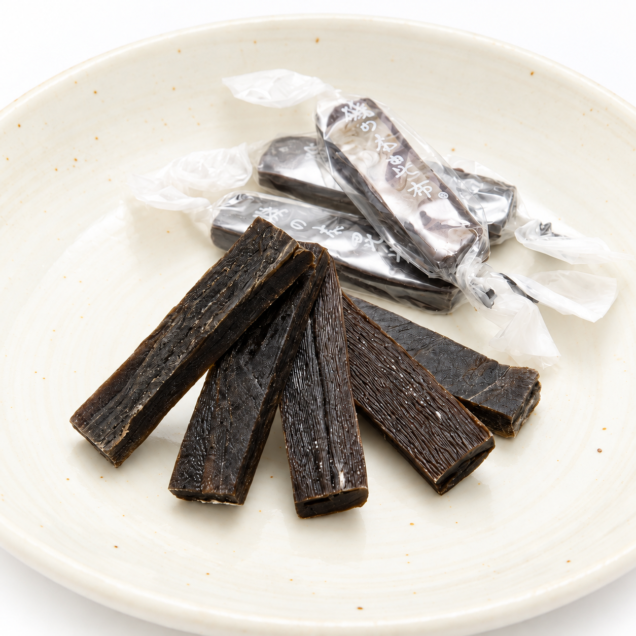 ひと口サイズの磯の木昆布と個包装の昆布を盛り付けた器