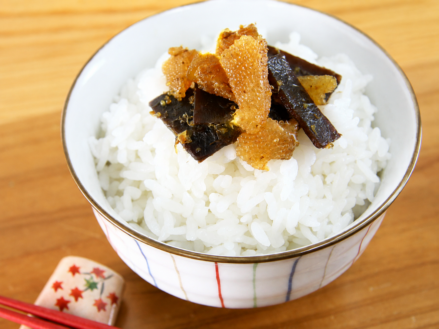温かいご飯にのせた、数の子たっぷりのかずのこ昆布