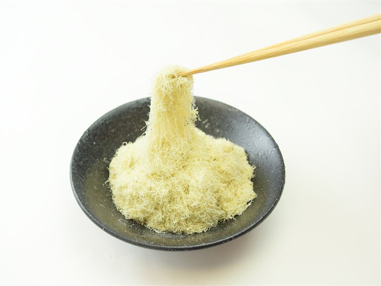 箸で持ち上げたふわふわの白とろろ昆布