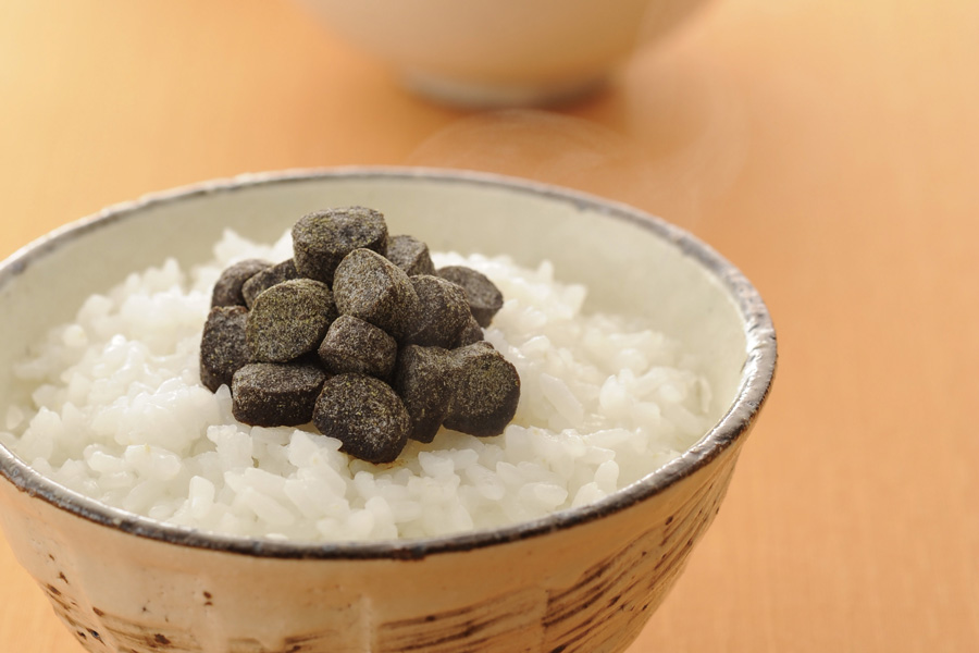 ごはんに添えた千波の山椒こんぶ玉