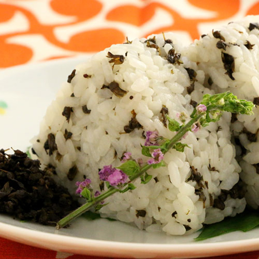 しその実の佃煮を混ぜ込んだおにぎり